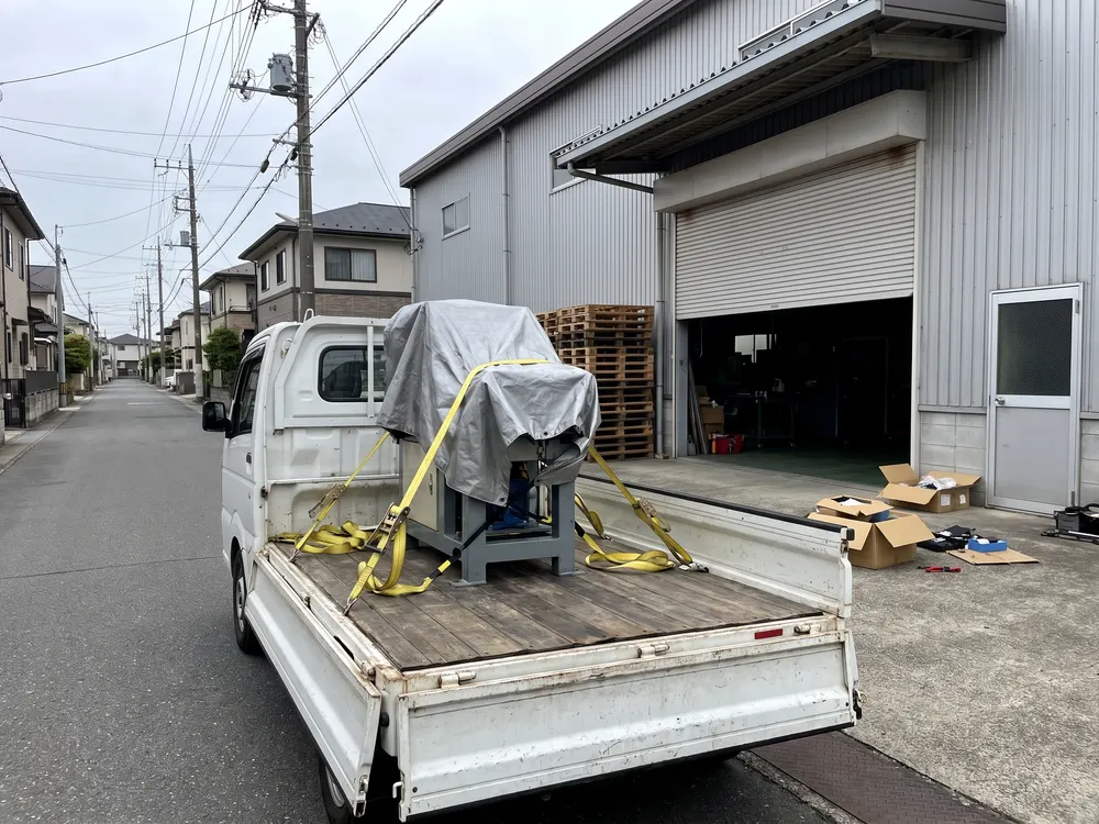包んで黄色のベルトで固定した機械