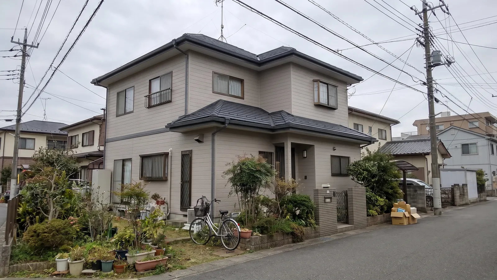 塗り替えを終えた2階建ての家