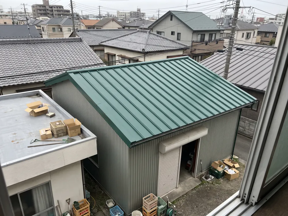 緑に塗り替えた倉庫のトタン屋根