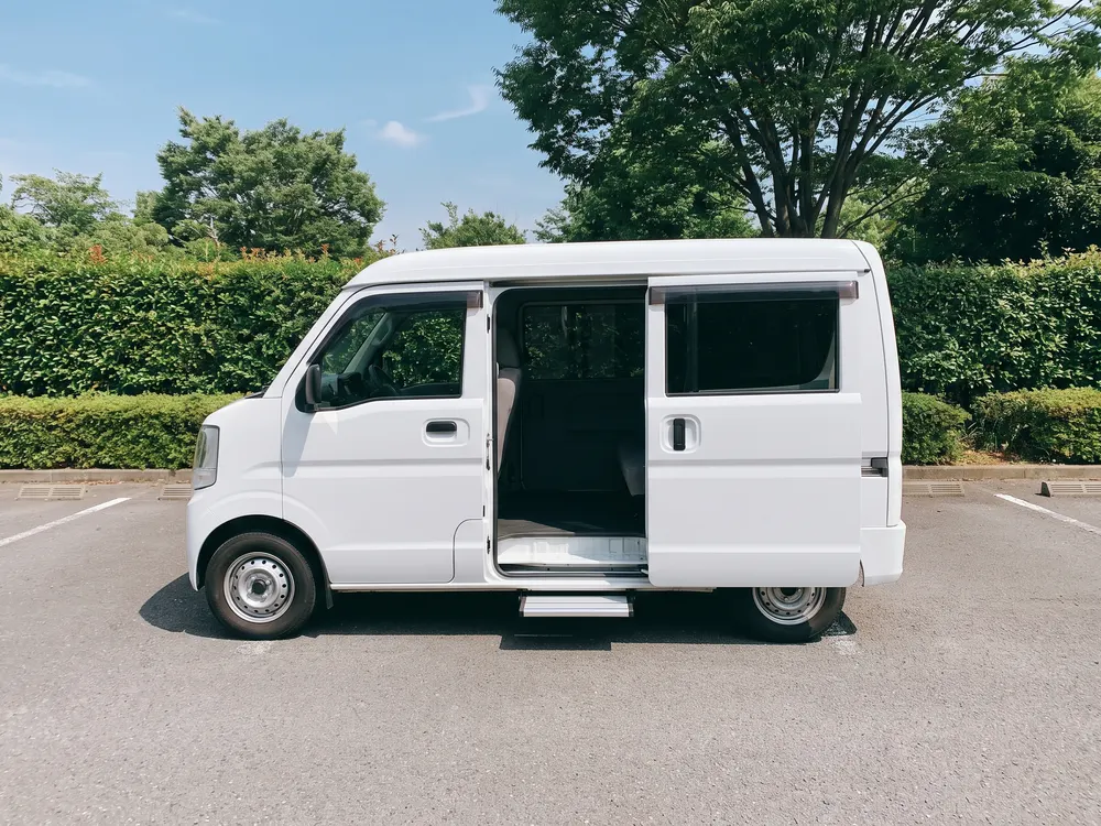横の戸を開けた白いワゴン車