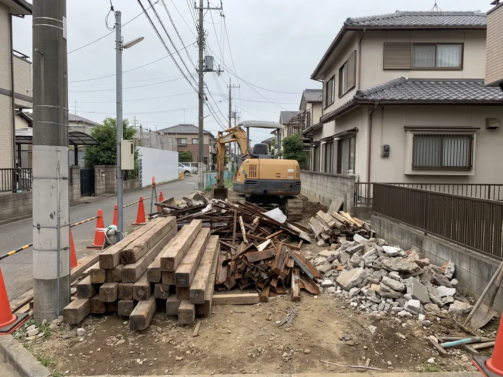 木と金属とコンクリートに分けたがれき
