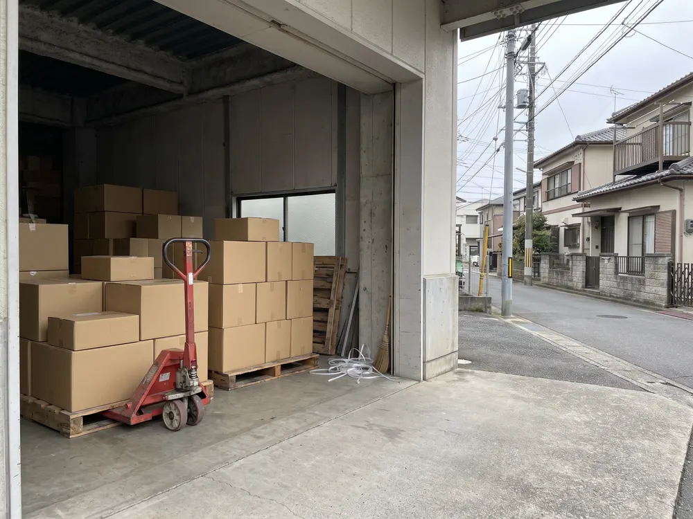 段ボール箱を積んだパレットが並ぶ倉庫の積み込み場