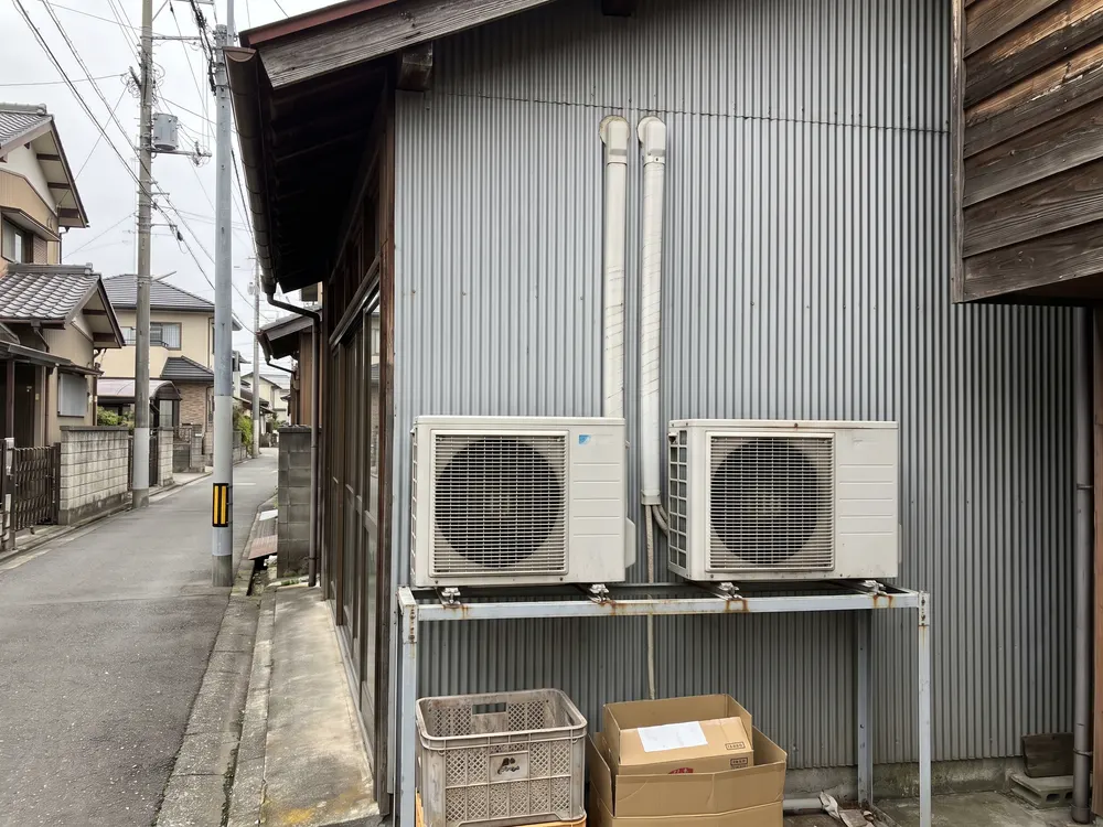 店の裏の壁際に並べた2台の室外機