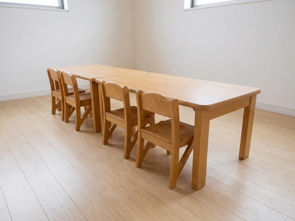 部屋に並べたナラの低い机と小さな椅子
