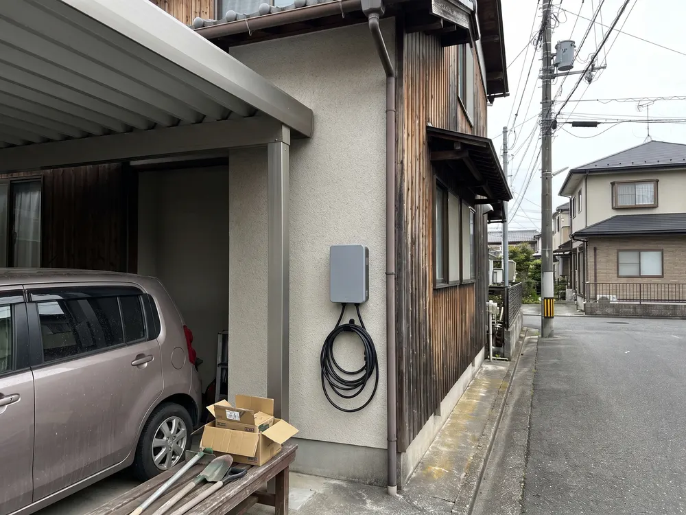 家の外壁に付けた車の充電の差し込み口