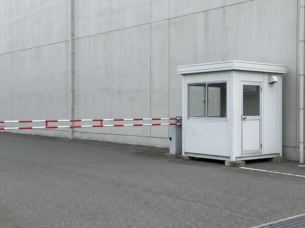 工場の出入口の遮断機と詰所
